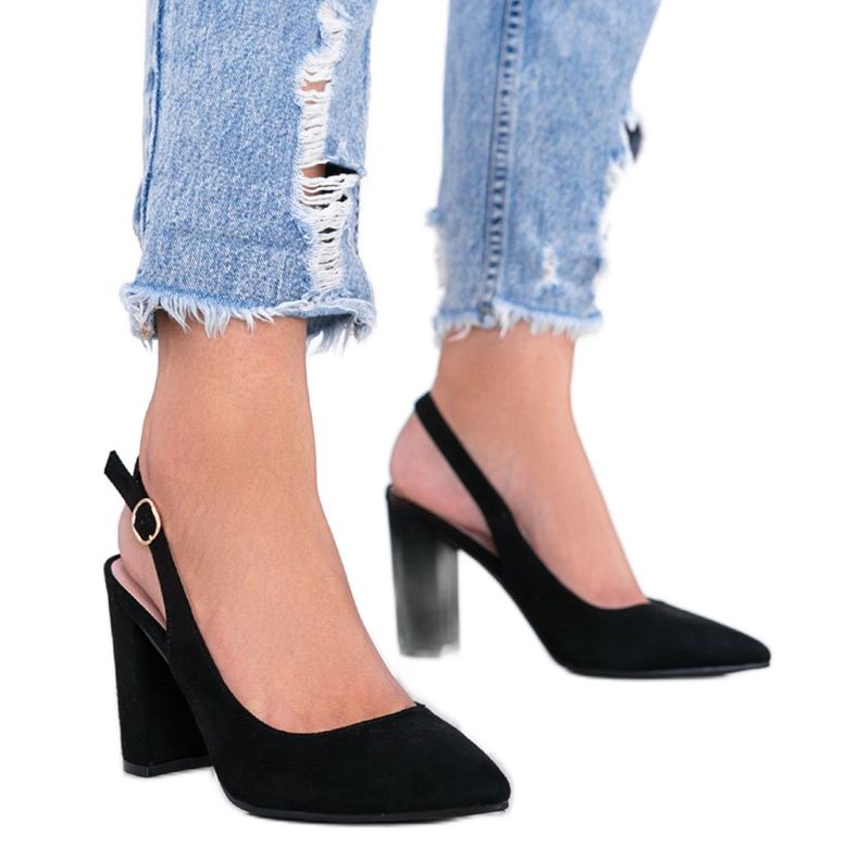 Pho -pylvään mustat pumput