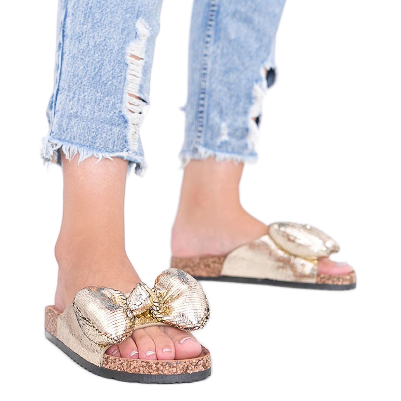 Kultaiset tossut Norris -jousella kultainen