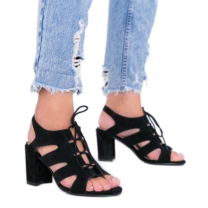 Isabellan postauksessa mustat nauhat