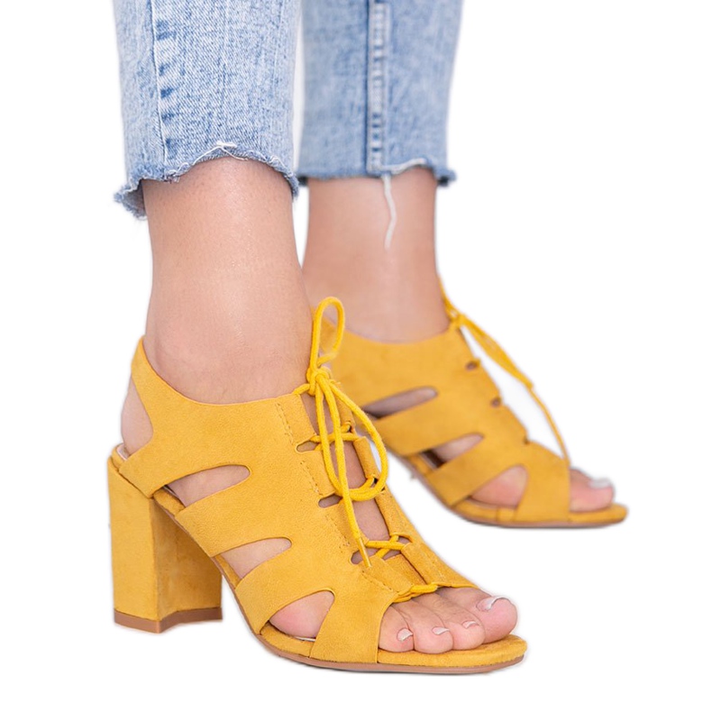 Sinappi sidotut sandaalit Isabellan pylväässä keltainen