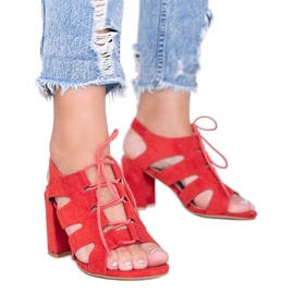 Punaiset sandaalit Isabellan pylväässä punainen