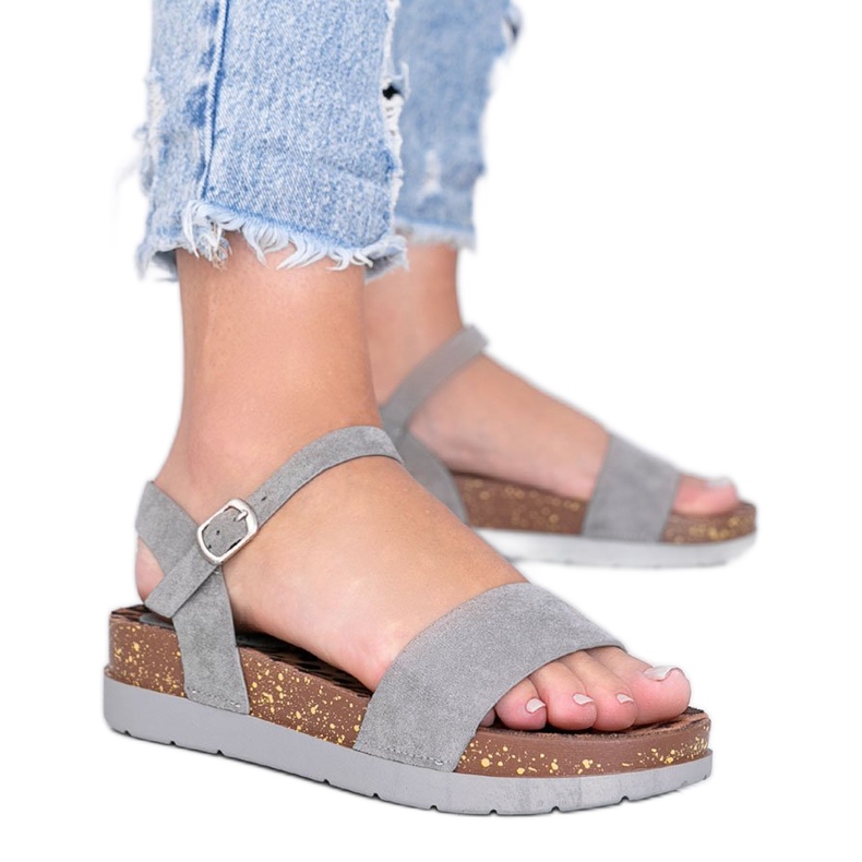 Harmaat sandaalit, joissa Preatty Pea -pohjallinen