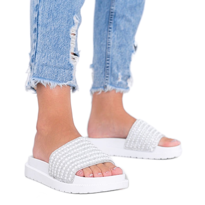 Trishan rikkaasti sisustetut valkoiset tossut valkoinen