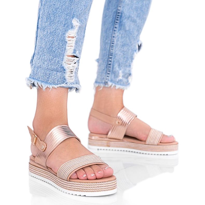 Beige sandaalit, joissa on paksu Senorita -pohja