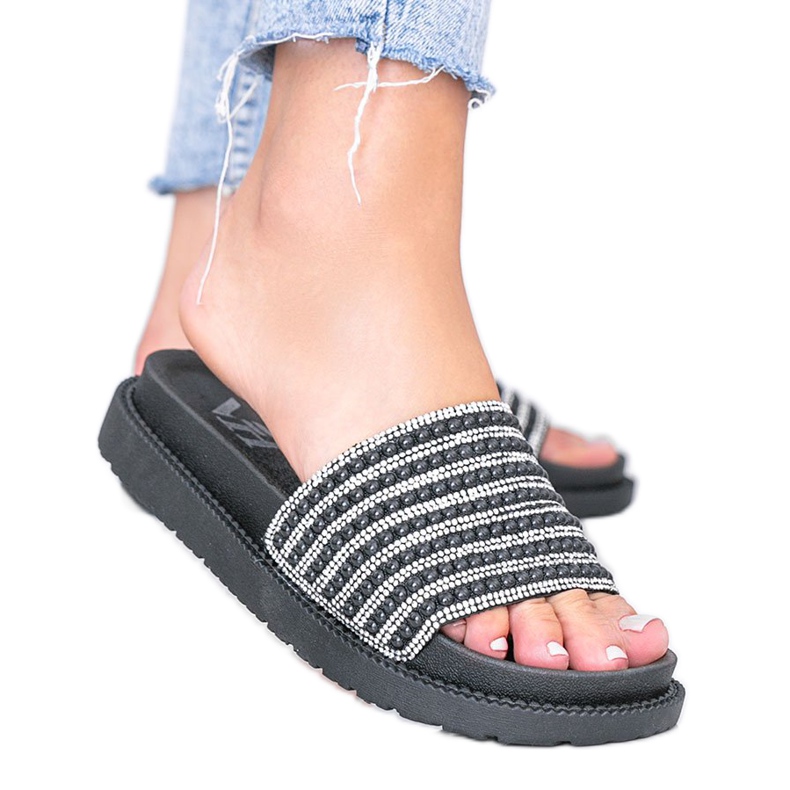 Trishan runsaasti koristellut mustat tossut