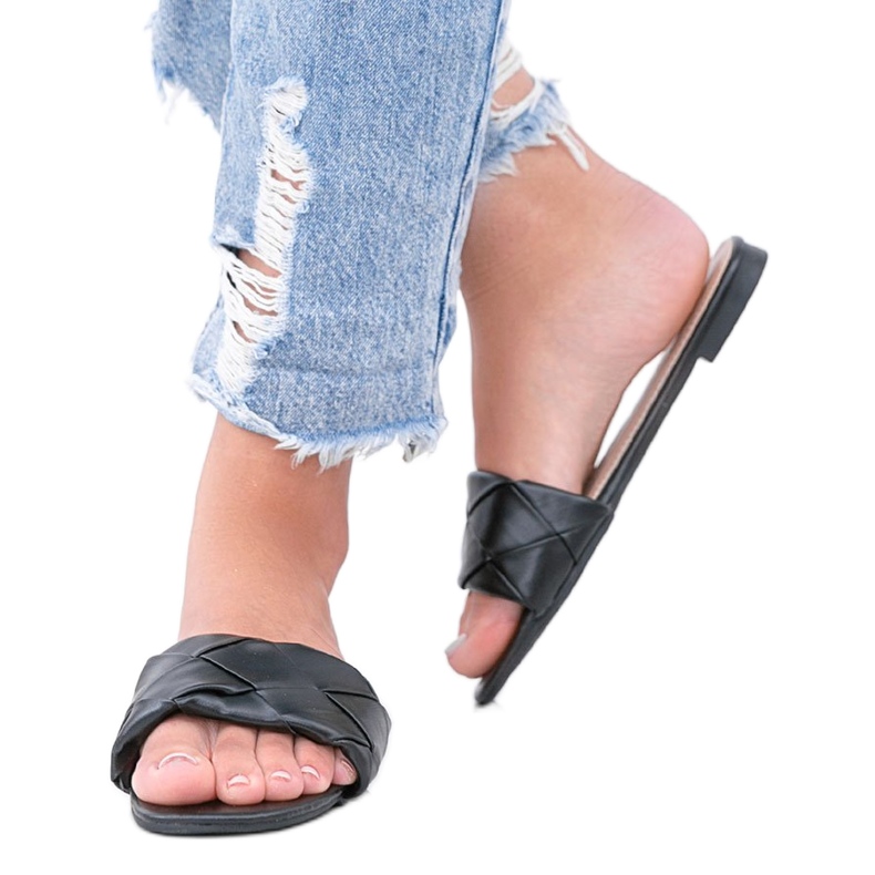 Mustat tossut, joissa punottu Iren -päällinen