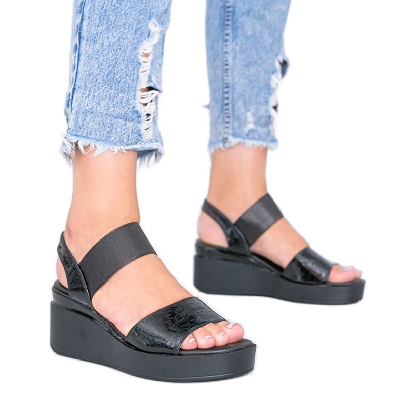 Tiffin mustat kiilamaiset sandaalit