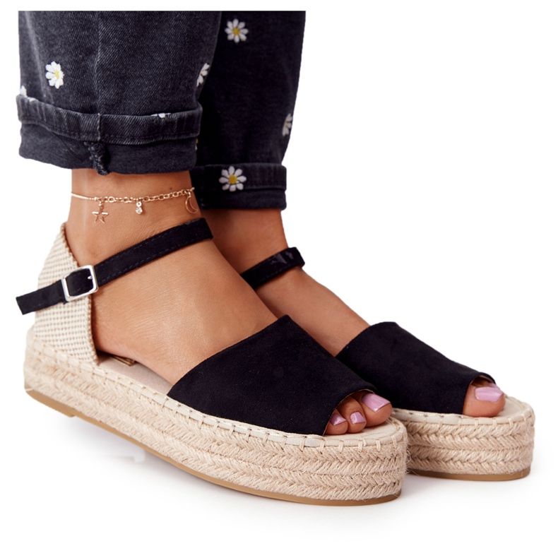 Mustat Megara -sandaalit punotulla alustalla beige