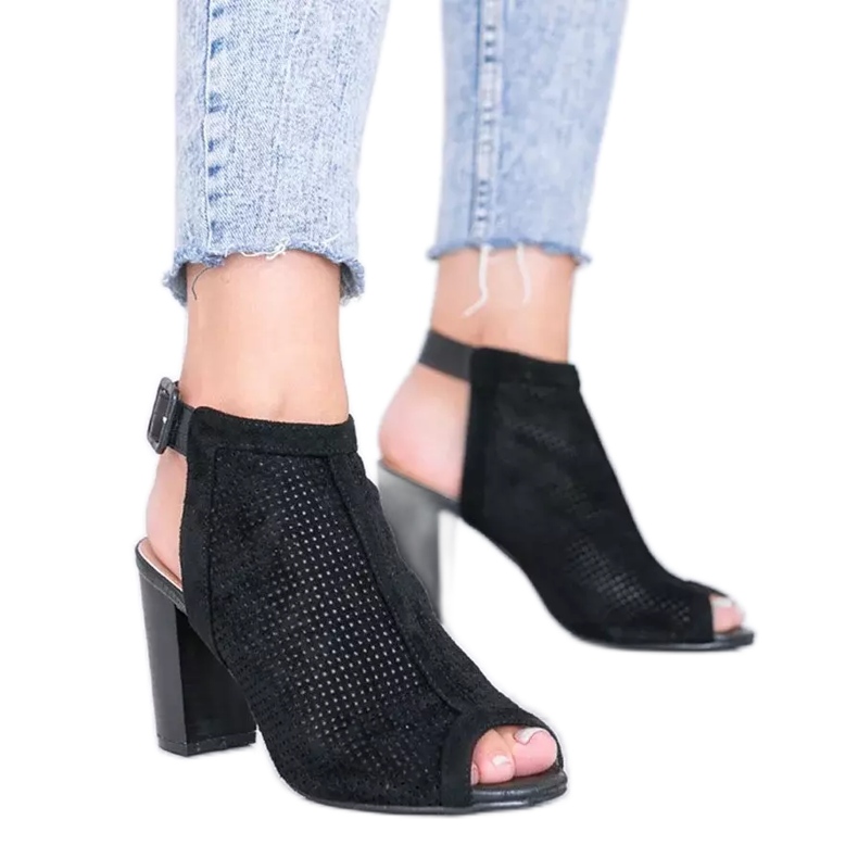 Veronika -postissa mustat, harjakat sandaalit