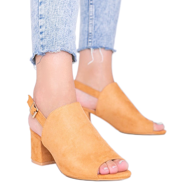 Kamelisandaalit pylväässä, jossa on Blubbery -päällinen ruskea