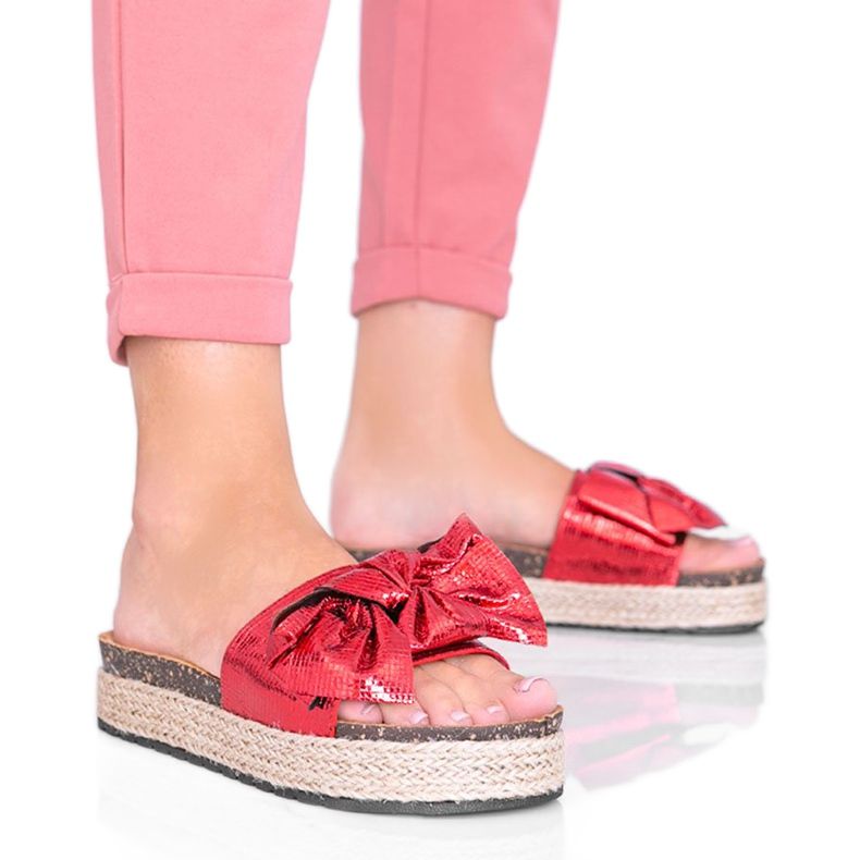 Columbia punaiset tossut, joissa on rusetti punainen