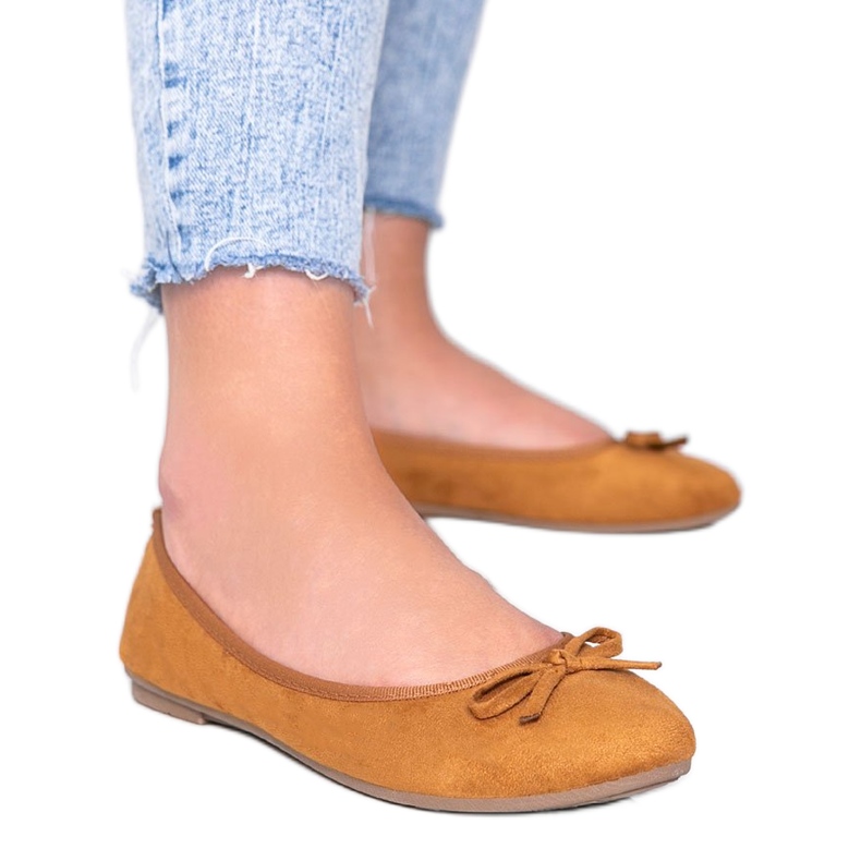 Ruskeat ballerinat, joissa on jousi Angelina