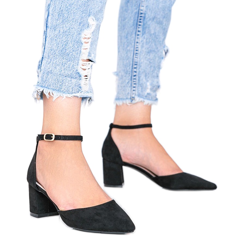 Mustat pumput matalassa Gemma -pylväässä