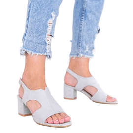 Harmaat sandaalit matalassa Buenna -pylväässä