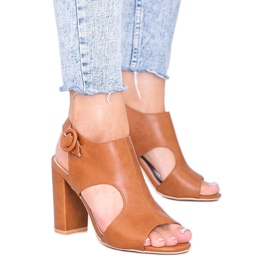 Ruskeat sandaalit Gally -pylväässä