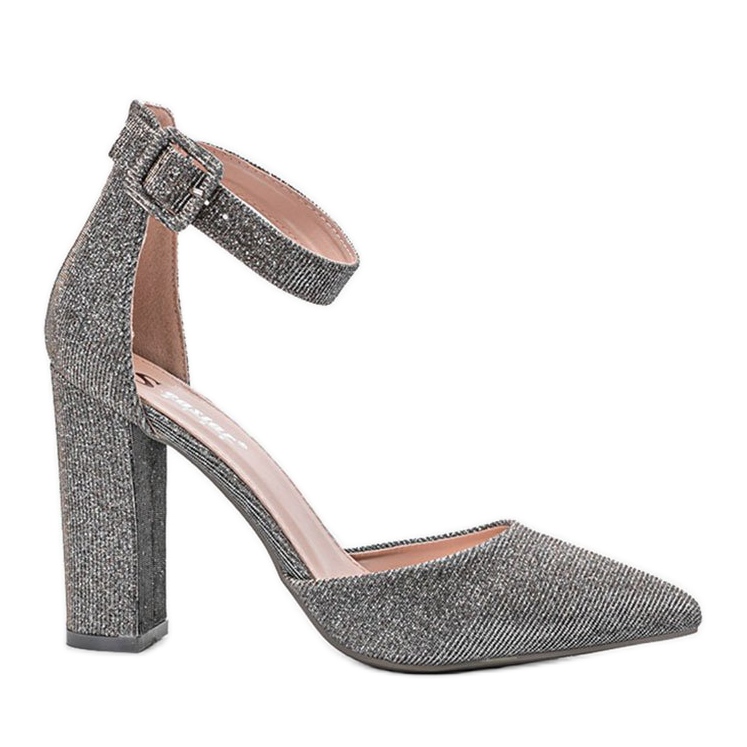 Harmaat kiiltävät pumput Milan postauksessa