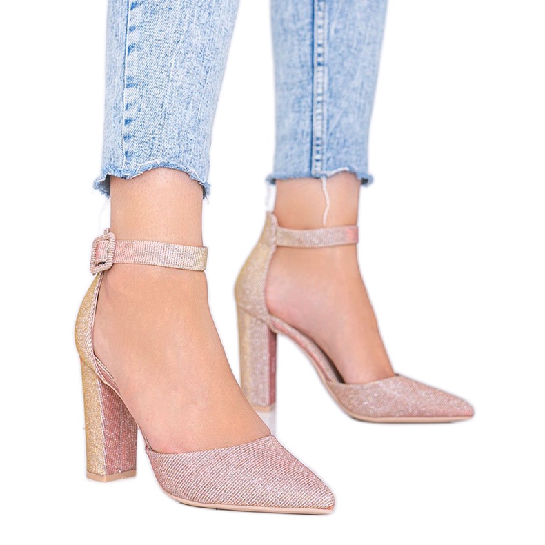 Vaaleanpunaiset kiiltävät pumput Milan postauksessa vaaleanpunainen kultainen