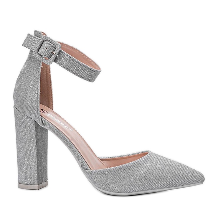 Kiiltävät hopeapumput Milan postauksessa