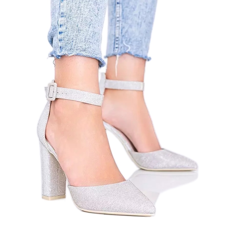 Kiiltävät beigenväriset pumput Milan postauksessa