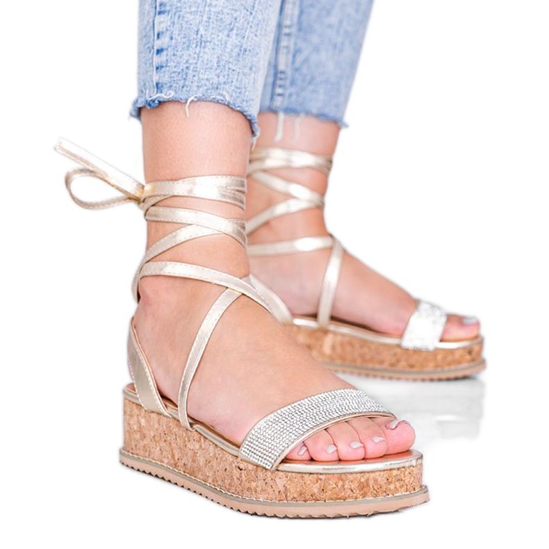 Kultaiset sandaalit sidottu zirkonilla Ves kultainen