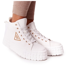 Naisten korkeat lenkkarit Manhattanin valkoisella alustalla valkoinen