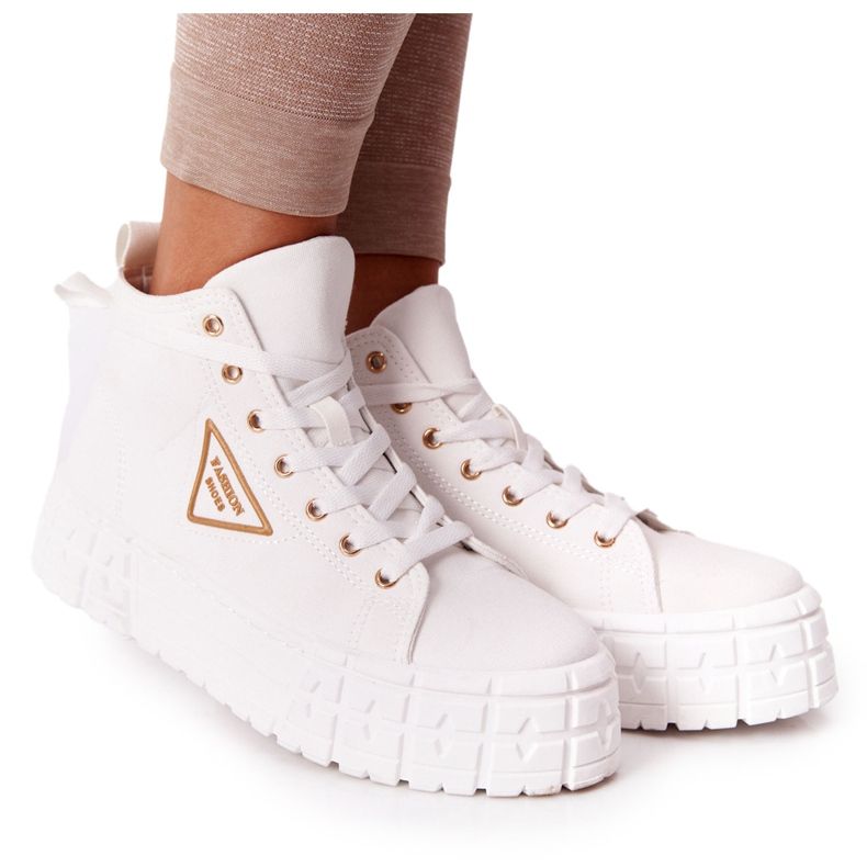 Naisten korkeat lenkkarit Manhattanin valkoisella alustalla valkoinen