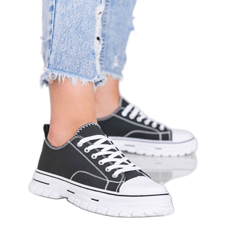 Naisten mustat lenkkarit paksulla Georgian pohjalla