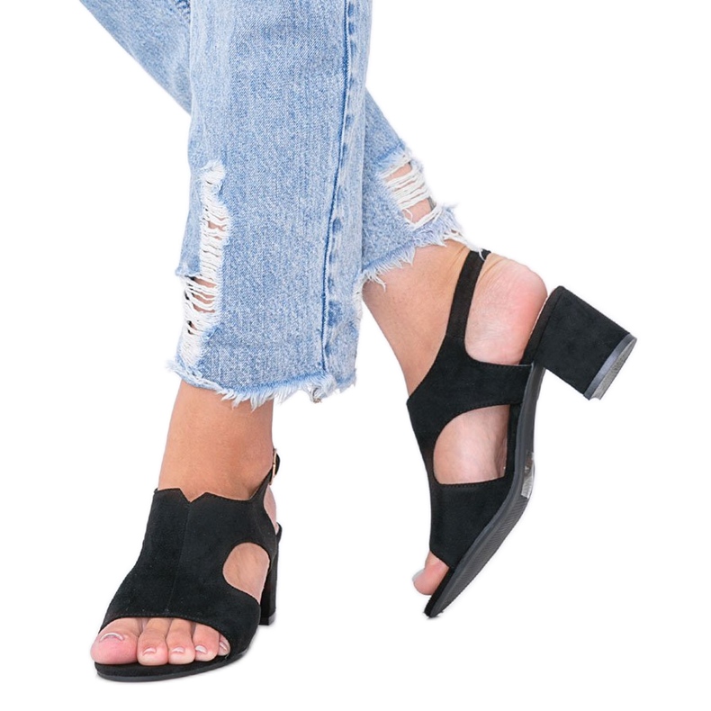 Mustat sandaalit matalassa Buenna -pylväässä