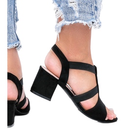 Mustat sandaalit matalassa Forte -pylväässä