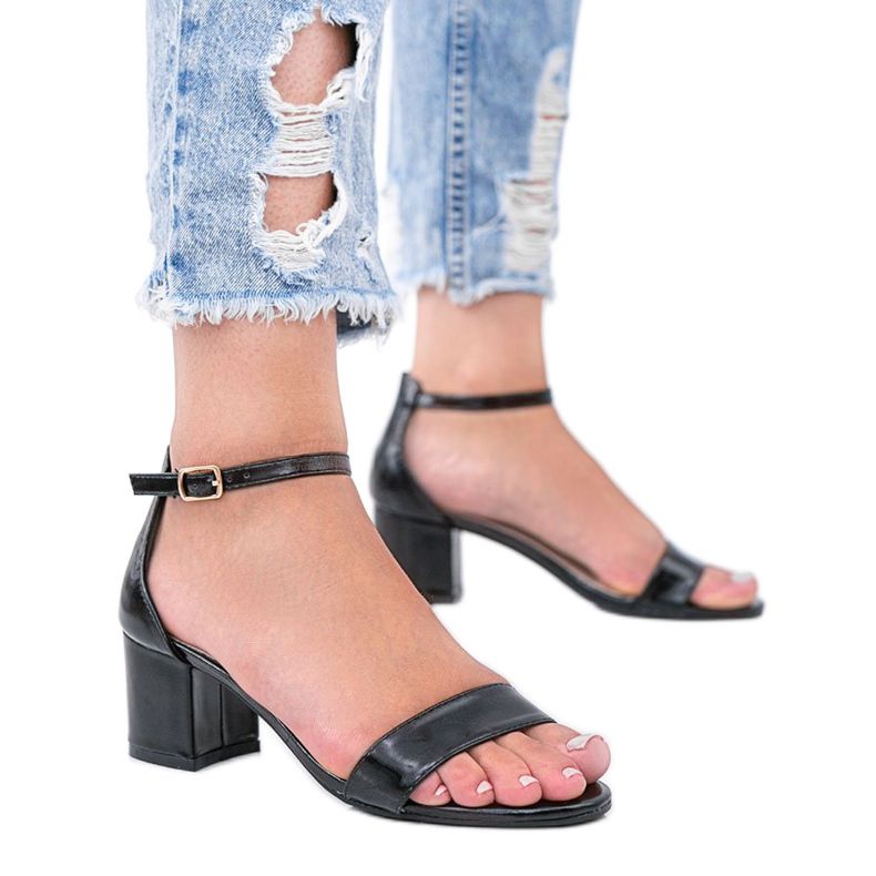 Mustat sandaalit Love Bitesin matalassa postissa