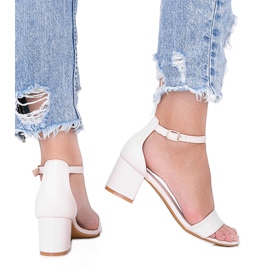 Beige sandaalit matalassa Sever -pylväässä