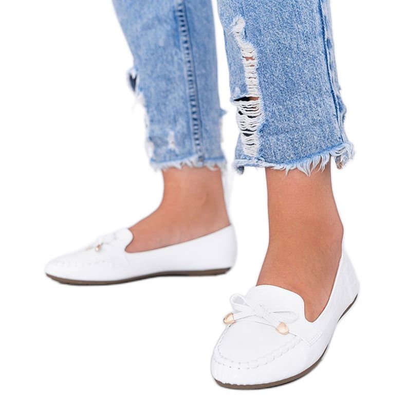 Valkoiset mokkasiinit Miriam -krokotiilin ihoaiheessa valkoinen