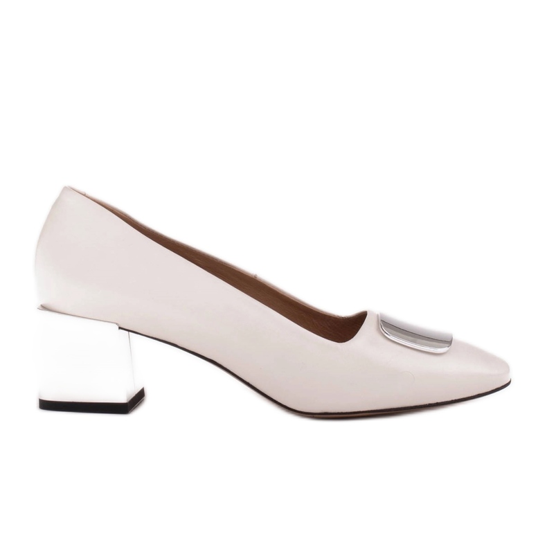 Marco Shoes Pumput, joissa metallinen kantapää ja litteä kromikoriste valkoinen