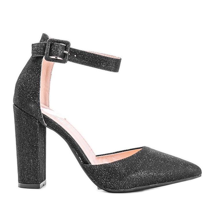 Musta kiiltävä pumppu Milan postauksessa