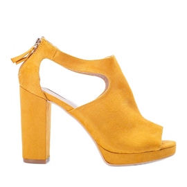 Sinappisandaalit, joissa on Atlantin varsi keltainen