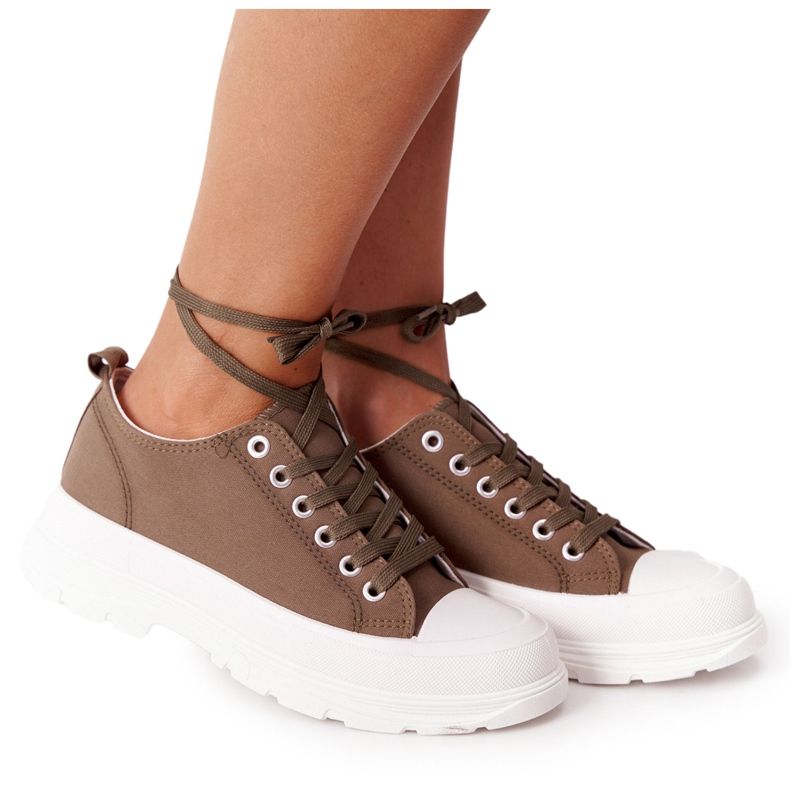 Naisten lenkkarit vihreällä matkalla