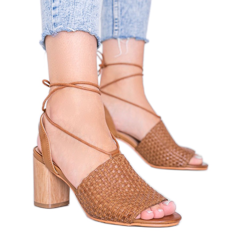 Ruskeat punotut sandaalit Estrella -pylväässä