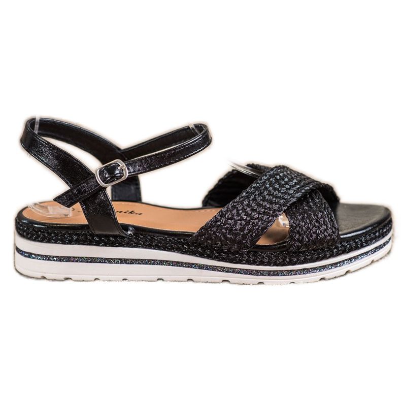 Mannika Mustat sandaalit alustalla