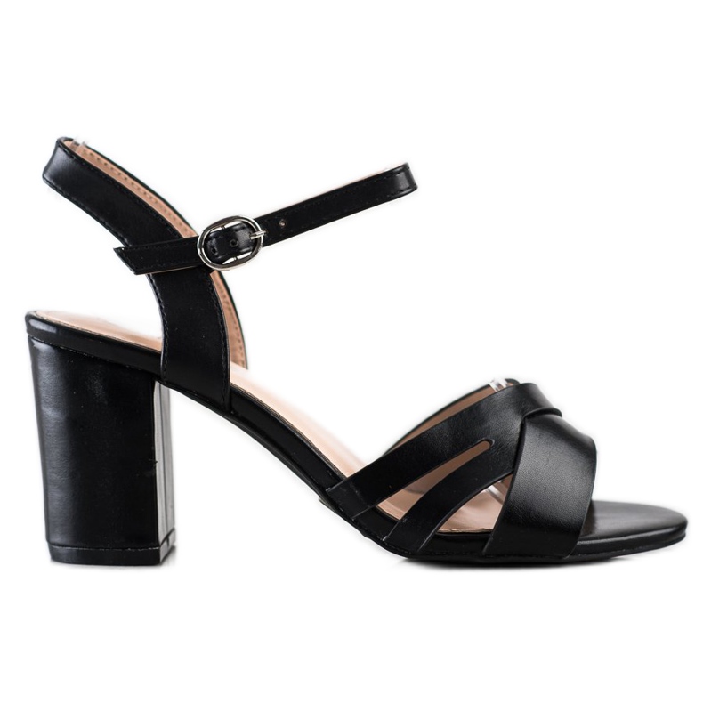 Laura Mode Rennot mustat sandaalit baarissa