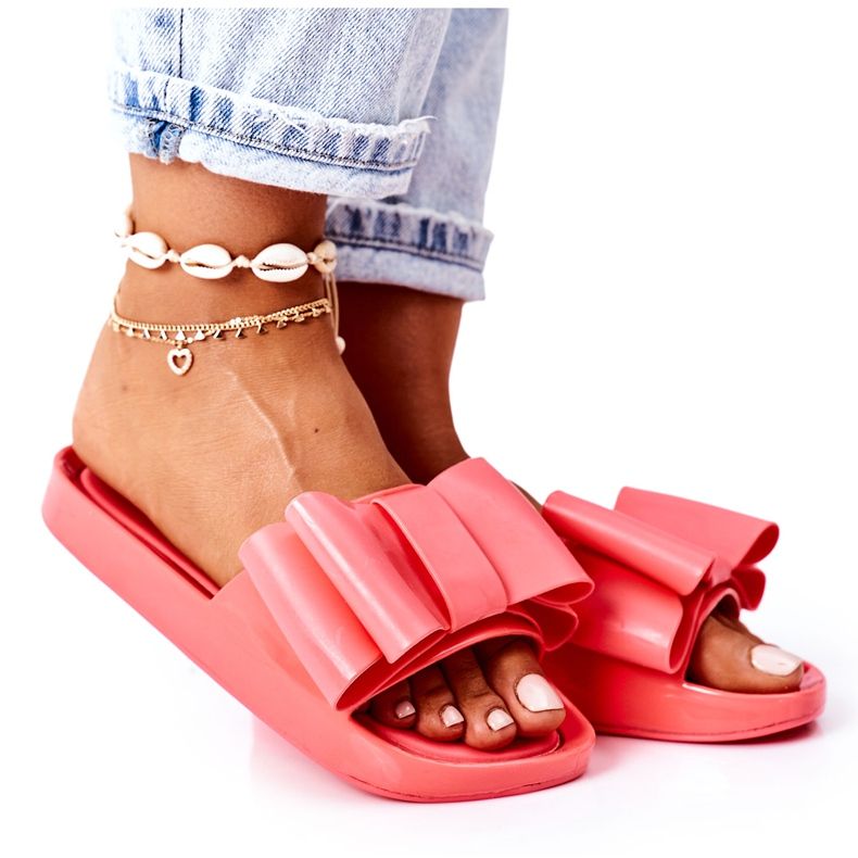 Kumiset tohvelit, joissa rusetti Coral huhtikuu punainen