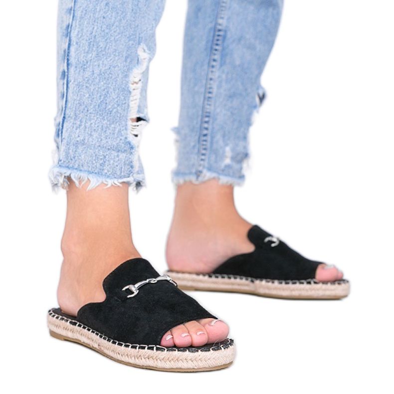 Mustat tossut Roseau -soljella