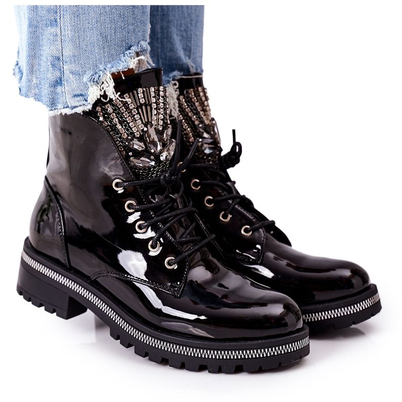 Lakatut lämpimät työntekijät mustalla huomion kuutiometrillä