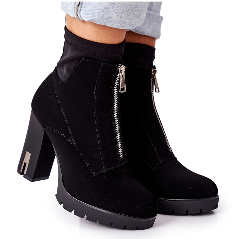 Mustat lämpimät saappaat kantapäässä Wonder Woman