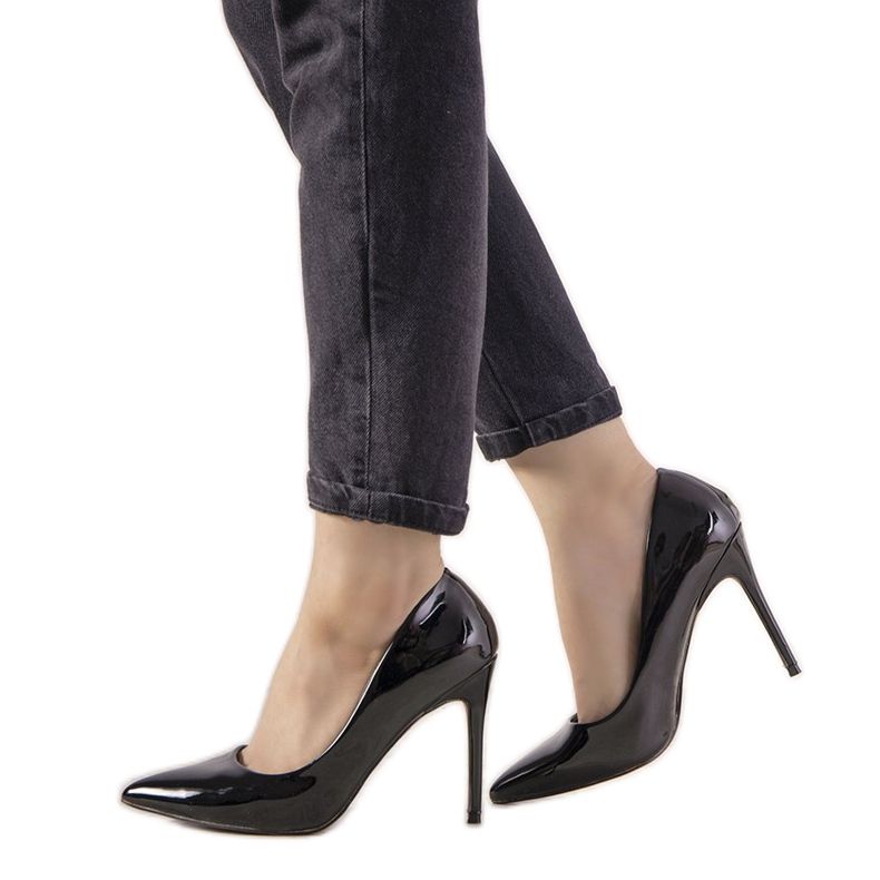 Mustat lakatut korkokengät Ibizalta