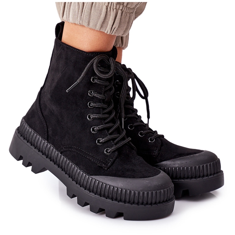 PV1 Mokkatyöntekijät mustalla alustalla Here I Am