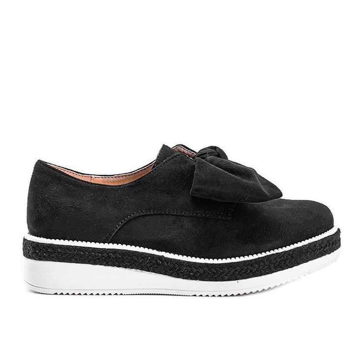 Mustat kengät paksulla Sindri -pohjalla