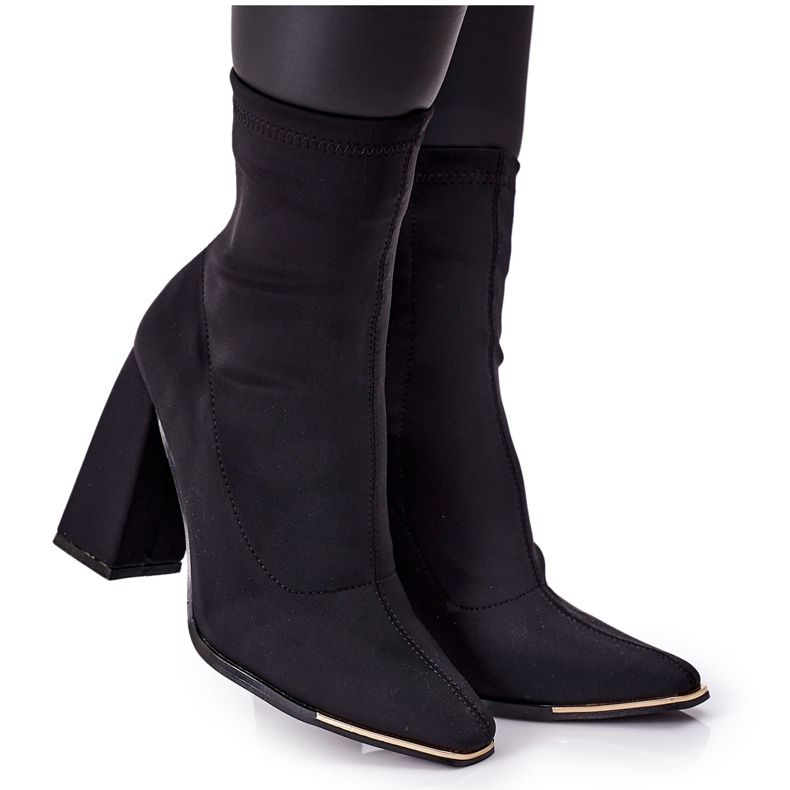 Saappaat mustan elastisen kankaan Wow -tehosteessa