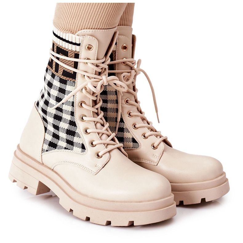 Työntekijät beigestä elastisesta kankaasta rakkaustarina musta