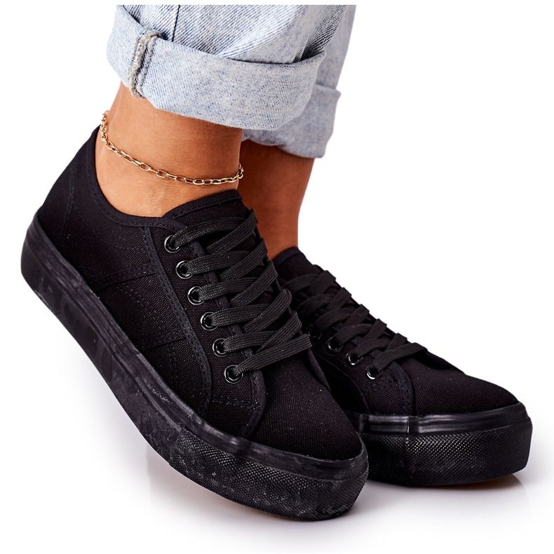 PW1 Naisten lenkkarit mustalla rullalaudalla