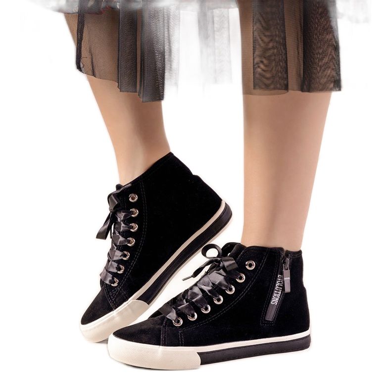 Mustat nilkkakorkeat lenkkarit, joissa on Sunilino-nauha